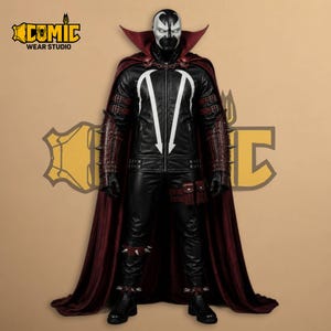 Puede incluir: Un disfraz completo de Spawn que incluye una chaqueta de cuero sintético negro con un emblema blanco en el pecho, pantalones negros a juego y una capa larga de color rojo oscuro. El conjunto incluye brazaletes con púas, tobilleras con púas y máscara.