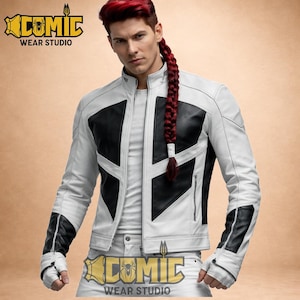 Può includere: Giacca in pelle bianca e nera con design geometrico. La giacca ha un collo alto, chiusura con zip e dettagli neri sulle maniche. Visibile il logo Comic Wear Studio.