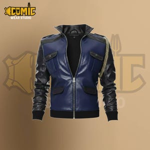Pode incluir: Casaco de couro azul e preto com fecho de correr, dois bolsos no peito e mangas pretas. O casaco tem gola alta e detalhe de corrente dourada no ombro. O logótipo "COMIC WEAR STUDIO" é visível.