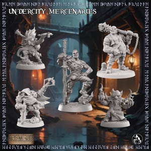 Può includere: Una collezione di cinque figurine in miniatura non dipinte di personaggi fantasy. Le figure includono un guerriero con una spada, un goblin con una balestra e un bruto grande con una mazza. Il testo "UNDERCITY MERCENARIES" è in alto.