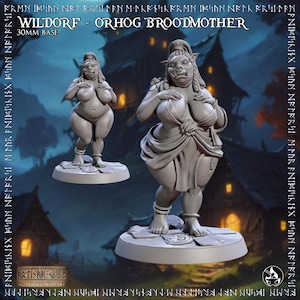 Può includere: Una miniatura in resina grigia intitolata Wildorf Orhog Broodmother, raffigurante una creatura umanoide con zanne e coda di cavallo, su una base da 30mm. La figura è mostrata in due viste, una con un drappeggio e una senza, entrambe a piedi nudi.