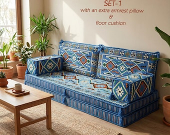 Conjunto de sofá turco de suelo hecho a mano con estampado tribal kilim y cojines orientales azules. Sofá árabe Majlis modular de estilo de Oriente Medio.