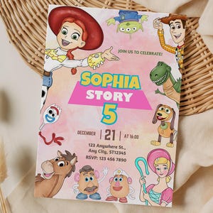 Puede incluir: Una invitaci&oacute;n rosa con personajes de la pel&iacute;cula Toy Story. La invitaci&oacute;n dice "SOPHIA STORY 5" con la fecha 21 de diciembre y la hora 16:00. La invitaci&oacute;n tambi&eacute;n incluye una direcci&oacute;n e informaci&oacute;n de confirmaci&oacute;n de asistencia.