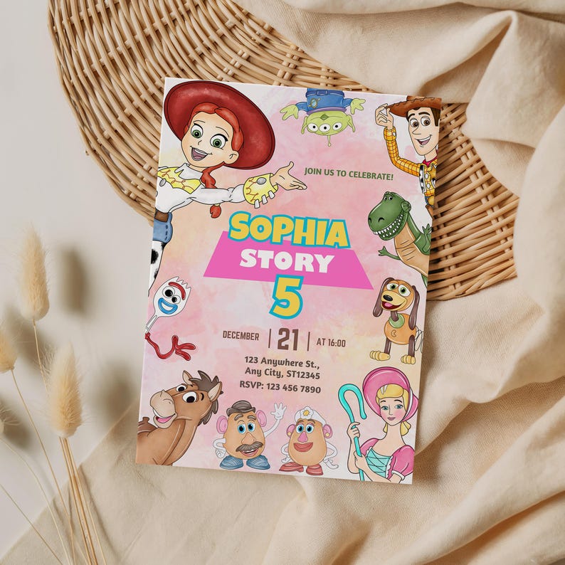 Puede incluir: Una invitaci&oacute;n rosa con personajes de la pel&iacute;cula Toy Story. La invitaci&oacute;n dice "SOPHIA STORY 5" con la fecha 21 de diciembre y la hora 16:00. La invitaci&oacute;n tambi&eacute;n incluye una direcci&oacute;n e informaci&oacute;n de confirmaci&oacute;n de asistencia.