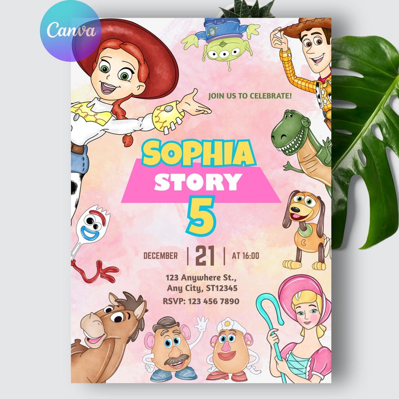 Puede incluir: Una invitaci&oacute;n de fiesta con personajes de Toy Story. La invitaci&oacute;n tiene un fondo rosa con el texto "SOPHIA STORY 5" y detalles del evento. Personajes de dibujos animados como Woody y Jessie se muestran alrededor del texto.