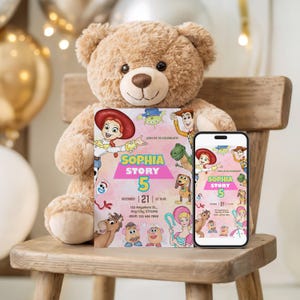 Puede incluir: Un oso de peluche sostiene una invitaci&oacute;n de cumplea&ntilde;os y un tel&eacute;fono inteligente en una silla de madera. La invitaci&oacute;n presenta personajes de dibujos animados y el texto "SOPHIA STORY 5" con detalles del evento. El tel&eacute;fono muestra el mismo dise&ntilde;o.
