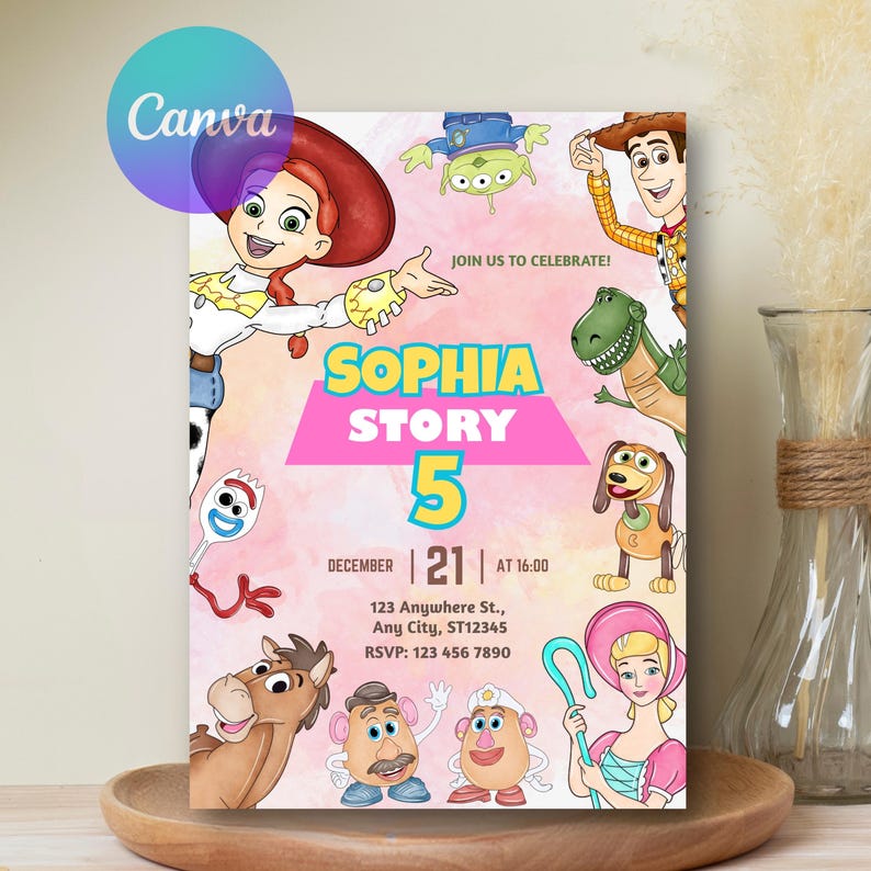 Puede incluir: Una colorida invitaci&oacute;n con personajes de Toy Story. El texto "SOPHIA STORY 5" destaca la fecha y hora del evento. El fondo es de color rosa claro con personajes de Toy Story.