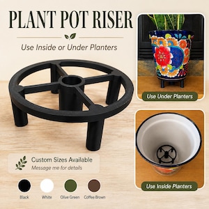 Puede incluir: Un soporte circular negro para macetas con cuatro patas cilíndricas y un anillo central de apoyo. El texto dice PLANT POT RISER, Use Inside or Under Planters y Custom Sizes Available. Las opciones de color incluyen negro, blanco, verde oliva y marrón café.