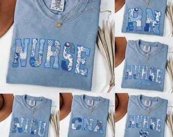 Infirmière PNG | Infirmière bleu toile patchwork faux matelassé | Chemise avec titres d'infirmière PNG | Rn Nicu Cna Qma Nurse 2026 Floral Denim Design