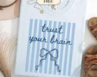 Faites confiance à votre cerveau PNG | Sublimation du jour du test BCBG | Graphisme coquette noeud pour professeur | Chemise rayée bleue pour professeur | Téléchargement numérique