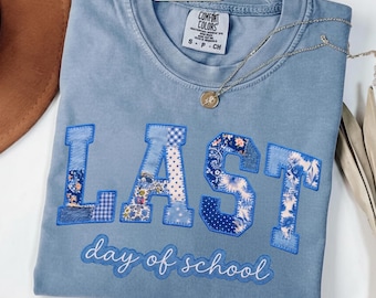 Dernier jour d'école PNG | Sublimation faux patchwork bleu | Graphique de l'enseignant de fin d'année | Chemise d'été fleurie en jean | Téléchargement numérique