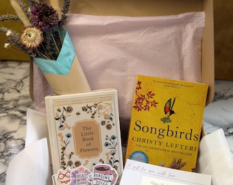 Book Lover Gift Box | Ceramic Vase, Dried Flowers, Bookish Accessories