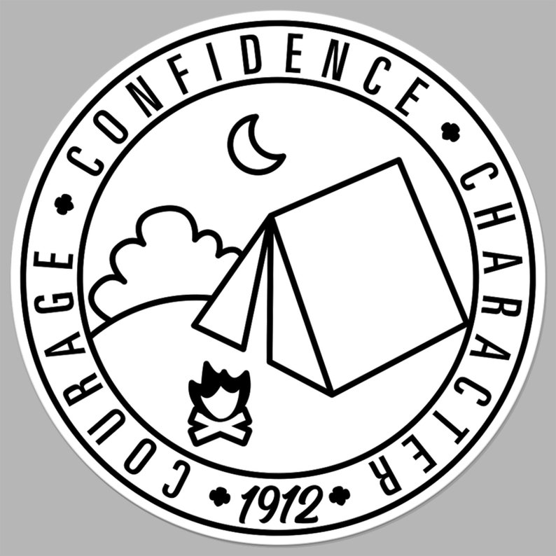 K&ouml;nnte beinhalten: Schwarz-wei&szlig;-Illustration eines Zeltes, eines Lagerfeuers, eines Halbmondes und einer Wolke. Die Illustration ist von einem Kreis mit dem Text "COURAGE * 1912 * CHARACTER * CONFIDENCE" in kreisf&ouml;rmiger Anordnung umgeben.