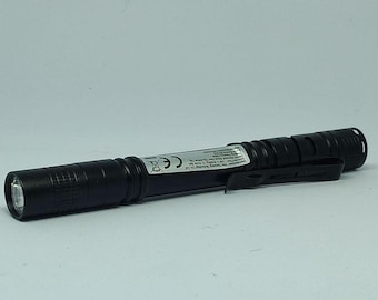 Potente linterna ultravioleta (2 luces negras AAA) para la inspección de billetes, sellos y elementos de seguridad.