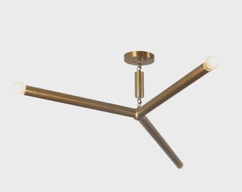 Lámpara de techo lineal estilo Sputnik de latón de tres brazos, hecha a mano, de mediados de siglo.