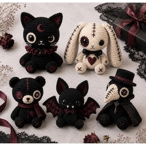 Peut inclure: Cinq peluches crochet&eacute;es &agrave; la main comprenant un chat noir avec un croissant de lune, un lapin cousu couleur cr&egrave;me, un ours noir aux yeux boutons, une chauve-souris noire aux ailes rouges et un m&eacute;decin de peste avec chapeau et cape.
