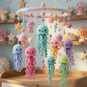 Può includere: Una giostrina sospesa per la cameretta con una cornice circolare rivestita in filato pastello, decorata con diverse meduse all'uncinetto nei toni del blu, rosa, viola e verde, intervallate da piccole stelle, conchiglie e sfere all'uncinetto.