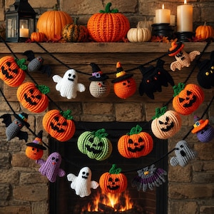 Puede incluir: Una guirnalda temática de Halloween con calabazas, fantasmas, murciélagos y figuras de brujas de ganchillo en naranja, verde, negro, blanco y morado. La guirnalda está colgada sobre una repisa de chimenea con calabazas y velas.