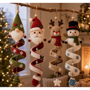 Könnte beinhalten: Vier hängende Häkelornamente, die einen Wichtel, den Weihnachtsmann, ein Rentier und einen Schneemann darstellen. Jede Figur hat einen langen, spiralförmigen Schwanz, der mit kleinen Perlen und festlichen Motiven wie Schneeflocken verziert ist.