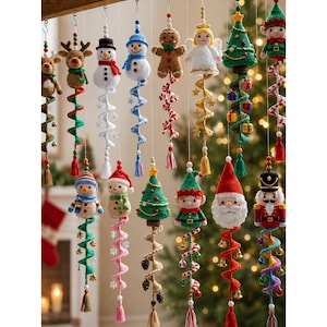 Könnte beinhalten: Eine Sammlung hängender Weihnachtsornamente aus Häkelarbeit mit verschiedenen Figuren wie Rentieren, Schneemännern, Lebkuchenmännern, Engeln, Weihnachtsbäumen, Elfen, Weihnachtsmännern und Nussknackern, jeweils mit einer spiralförmigen Schwanzpartie und kleinen Glöckchen.