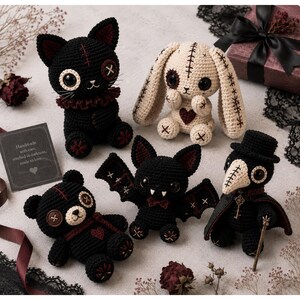 Peut inclure: Un ensemble de quatre peluches crochet&eacute;es &agrave; la main comprenant un chat noir avec un col &agrave; volants, un lapin cr&egrave;me avec des d&eacute;tails cousus, une chauve-souris noire avec des ailes et un m&eacute;decin de peste avec un haut-de-forme et une cape.