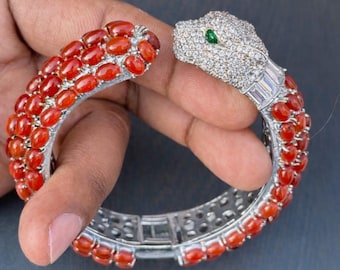 Verstellbarer roter Onyx-Armreif: 925er Sterlingsilberschmuck, Smaragdakzent