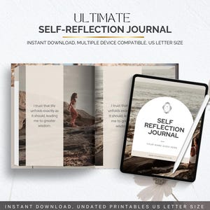 Op de afbeelding: Een open dagboek en een tablet met een omslag van "Self-Reflection Journal". De dagboekpagina's tonen een strandscène en tekst. De tablet heeft een witte stylus. De tekst luidt "Ultimate Self-Reflection Journal" en "Instant Download, Multiple Device Compatible. US Letter Size."
