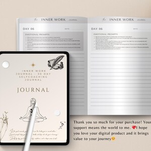 Op de afbeelding: Een open dagboek en een tablet met een zelfcoachingsdagboek. De kaft van het dagboek toont een vrouw in een yogahouding, met de tekst "Inner Work Journal - 30 Day Self-Coaching Journal". Het open dagboek toont vragen voor emotionele reflectie.