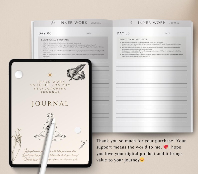 Op de afbeelding: Een open dagboek en een tablet met een zelfcoachingsdagboek. De kaft van het dagboek toont een vrouw in een yogahouding, met de tekst "Inner Work Journal - 30 Day Self-Coaching Journal". Het open dagboek toont vragen voor emotionele reflectie.