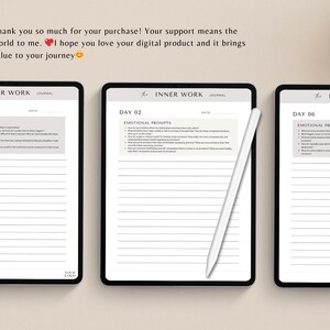 Op de afbeelding: Drie digitale journaalpagina's op tablets. De tekst op de tablets luidt "INNER WORK JOURNAL" en "EMOTIONAL PROMPTS". Een stylus ligt op &eacute;&eacute;n tablet. De achtergrond is een neutrale beige kleur. De tekst bovenaan luidt "Hartelijk dank voor uw aankoop!"