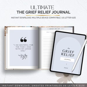 Op de afbeelding: Een open dagboek en een tablet met stylus worden getoond. Het dagboek bevat de quote: "IK BEN DANKBAAR VOOR DE TIJD DIE IK MET MIJN GELIEFDE HEB GEHAD." De tablet toont "the GRIEF RELIEF JOURNAL". De tekst "ULTIMATE THE GRIEF RELIEF JOURNAL" staat bovenaan.