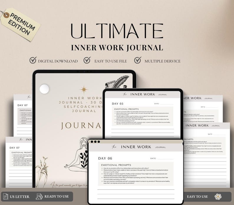 Op de afbeelding: Een digitale download van een "Ultimate Inner Work Journal" met zelfcoaching-prompts. De afbeelding toont het journaal op een tablet en andere apparaten. Beschikbaar in US Letter-formaat. Beige achtergrond.