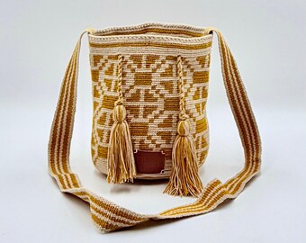 Bolso pequeño tipo mochila Wayuu / Bolso bandolera de crochet amarillo mostaza y neutro / Hecho a mano por artesanos colombianos / Bolso tipo cubo con diseño geométrico