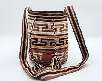 Bolso pequeño tipo mochila Wayuu / Bolso bandolera de crochet en tonos tierra marrones / Hecho a mano por artesanos colombianos / Bolso pequeño tipo cubo de estilo tribal bohemio