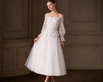 Off-shoulder theelengte trouwjurk, tule bruidsjurk met bloemenappliqué, romantische bruidjurk
