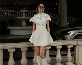 Witte taft mini trouwjurk met kanten cape, minimalistische bruidsjurk