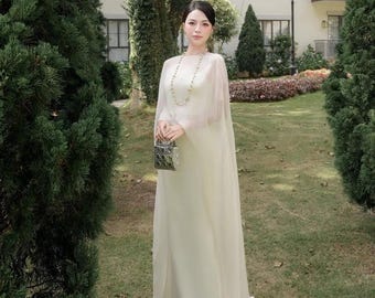 Minimalistische trouwoutfit met zijden cami-top, chiffon cape, maxi-rok bruidsset