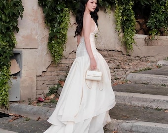 Trouwjurk van organza met halternek, rok met hoge en lage zoom, open rug, romantische tuinstijl