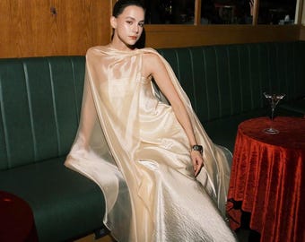 Minimalistische satijnen jurk met chiffon cape, elegante avondjurk, bruidsgast formele maxi