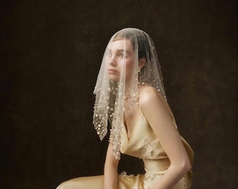 Zijden trouwjurk, col bruidsjurk met open rug, champagne minimalistisch silhouet
