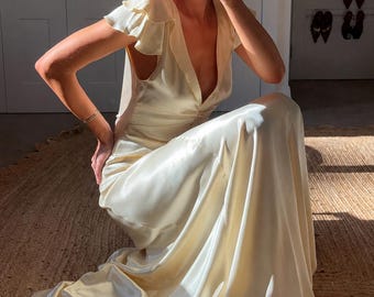 Satijnen trouwjurk, maxi-jurk met fladdermouwen, open rug of V-rug