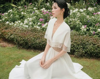 Elegante trouwjurk met kanten cape, minimalistische A-lijn jurk, romantische bruidsjurk voor in de tuin