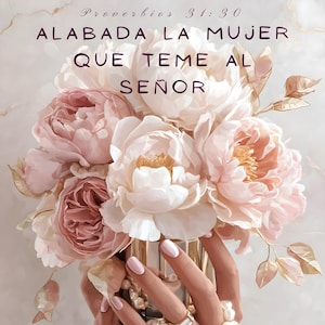 Può includere: Illustrazione di un bouquet di peonie rosa e bianche in un vaso d'argento, tenuto da mani adornate con gioielli e una collana di perle. L'immagine include testo in spagnolo: "Proverbios 31:30, Alabada la mujer que teme al Señor."