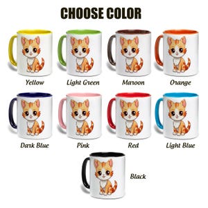 Puede incluir: Colecci&oacute;n de tazas de cer&aacute;mica blanca con asas e interiores de colores. Cada taza presenta una ilustraci&oacute;n de un gato atigrado naranja de dibujos animados. Los colores disponibles son amarillo, verde claro, granate, naranja, azul oscuro, rosa, rojo, azul claro y negro.