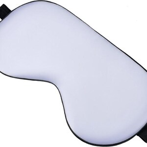 Peut inclure: Un masque de sommeil blanc avec une bordure noire et des sangles &eacute;lastiques noires. Le masque est con&ccedil;u pour bloquer la lumi&egrave;re et am&eacute;liorer le sommeil. Il est fait d'un mat&eacute;riau doux et &eacute;pouse les contours du visage.
