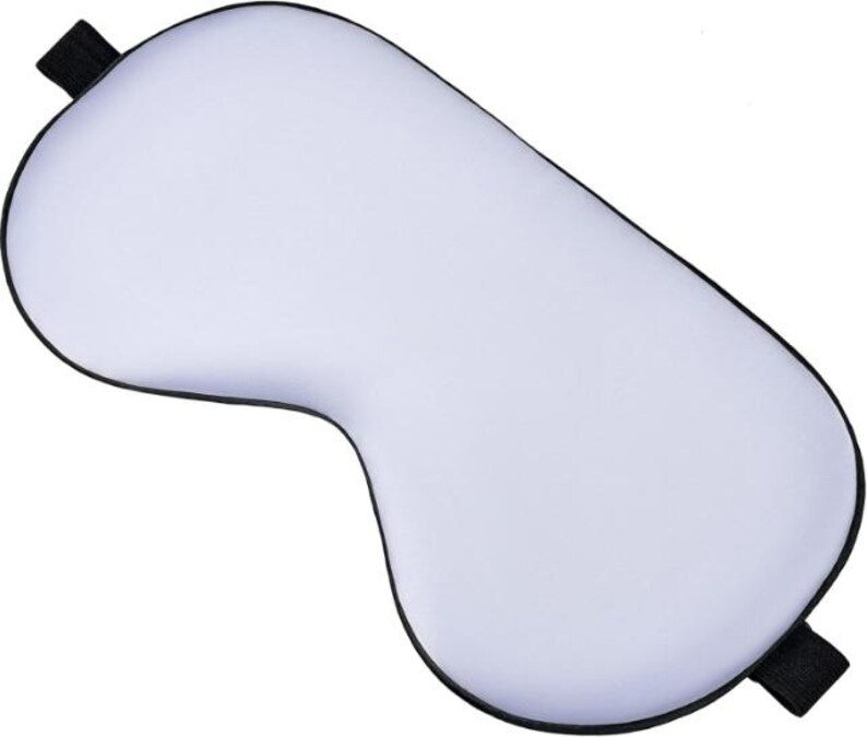 Peut inclure: Un masque de sommeil blanc avec une bordure noire et des sangles &eacute;lastiques noires. Le masque est con&ccedil;u pour bloquer la lumi&egrave;re et am&eacute;liorer le sommeil. Il est fait d'un mat&eacute;riau doux et &eacute;pouse les contours du visage.