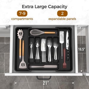 Puede incluir: Organizador de cajones negro con 7-9 compartimentos y 2 paneles expandibles. Contiene varios utensilios de cocina, como un batidor, cucharas, cuchillos, tenedores y esp&aacute;tulas. El caj&oacute;n mide 53 cm de ancho y 42 cm de alto.