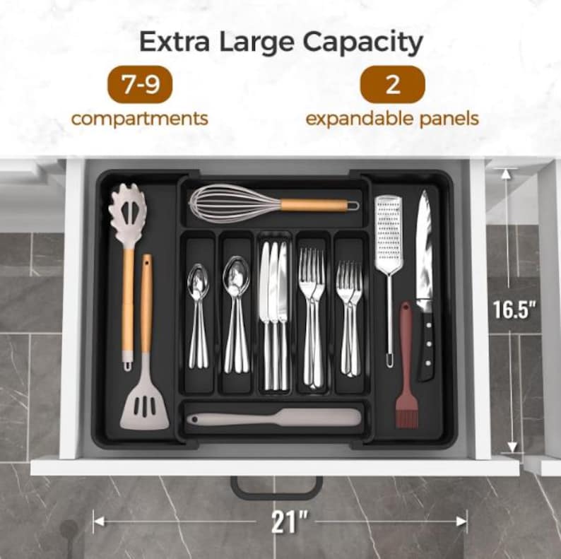 Puede incluir: Organizador de cajones negro con 7-9 compartimentos y 2 paneles expandibles. Contiene varios utensilios de cocina, como un batidor, cucharas, cuchillos, tenedores y esp&aacute;tulas. El caj&oacute;n mide 53 cm de ancho y 42 cm de alto.