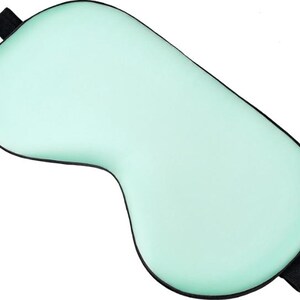 Peut inclure: Un masque de sommeil vert clair avec une bordure noire et des sangles &eacute;lastiques noires. Le masque est con&ccedil;u pour bloquer la lumi&egrave;re et favoriser la d&eacute;tente. Le masque est fait d'un mat&eacute;riau doux.