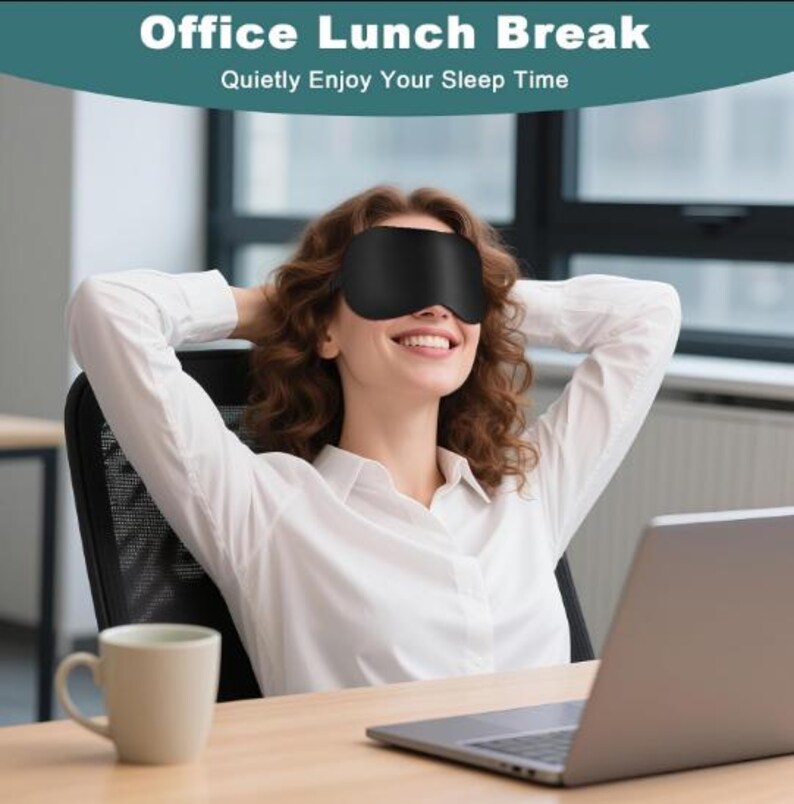 Peut inclure: Une femme portant un masque de sommeil noir, se d&eacute;tendant &agrave; un bureau avec un ordinateur portable et une tasse. Le texte en haut indique "Office Lunch Break" et "Quietly Enjoy Your Sleep Time". La femme sourit.